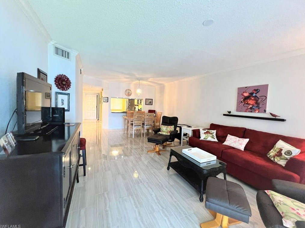 7824 Emerald Cir #f-104, Naples, FL 34109