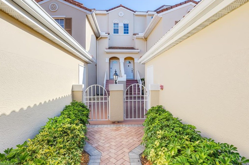 8390 Excalibur Cir Apt F5, Naples, FL 34108