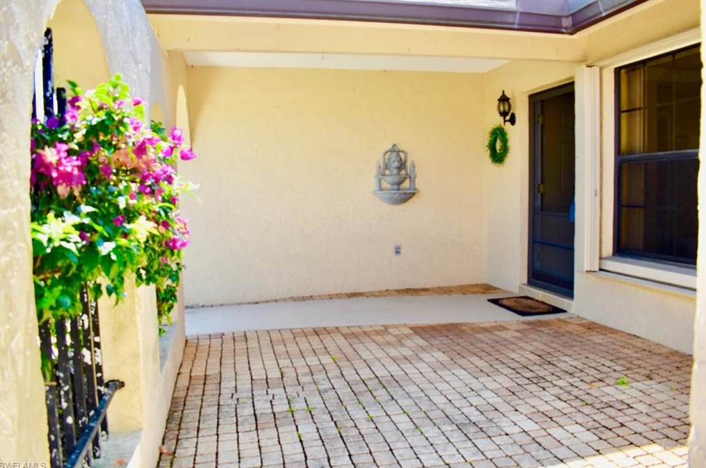 990 Charlemagne Blvd, Naples, FL 34112