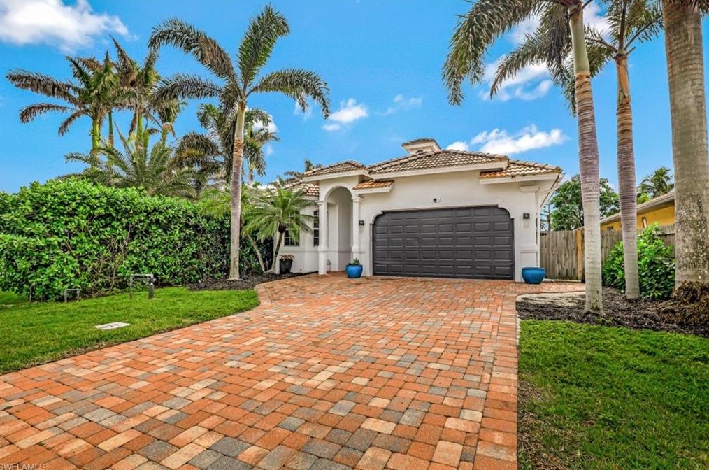 708 108th Ave N, Naples, FL 34108