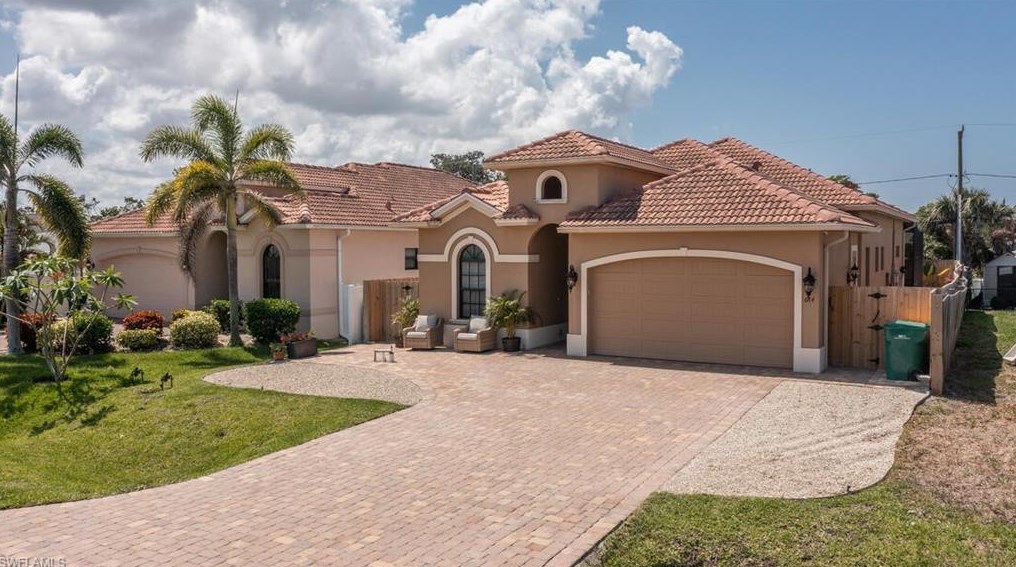 614 103rd Ave N, Naples, FL 34108