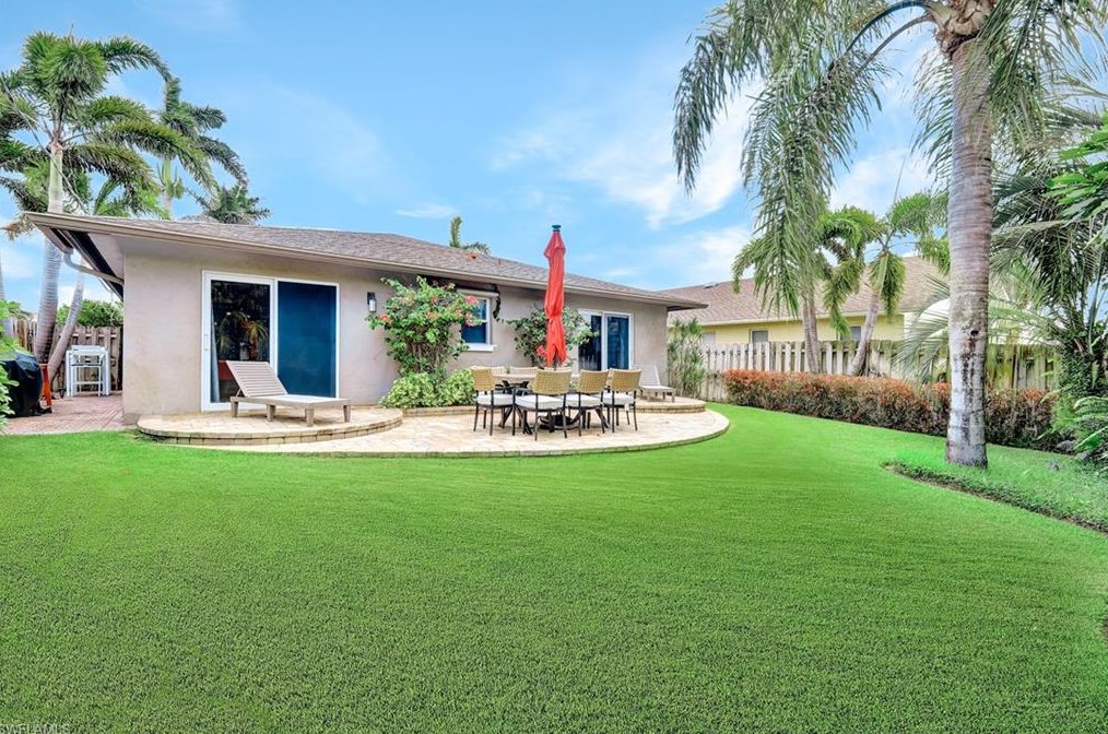 692 94th Ave N, Naples, FL 34108