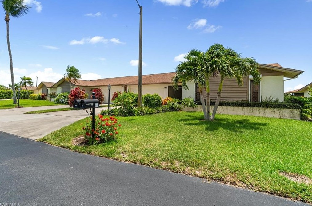 319 Reynolds Ct M-12, Naples, FL 34112
