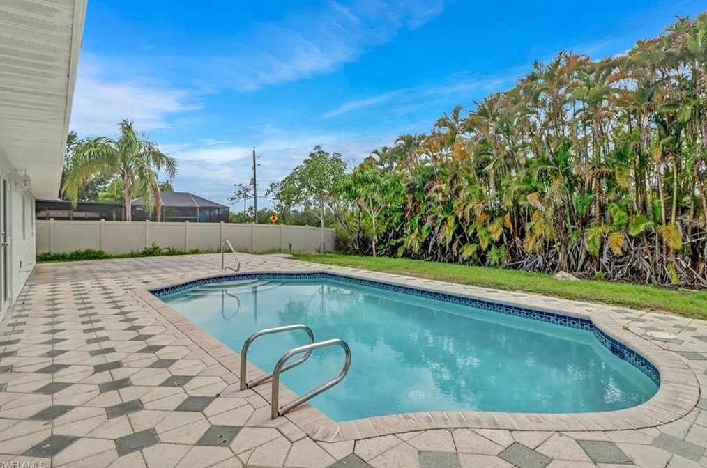 17668 Taylor Dr, Fort Myers FL  33908-4457 exterior