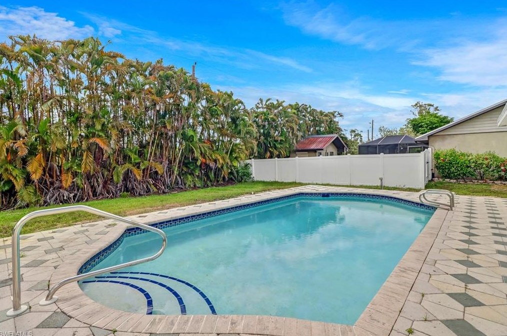 17668 Taylor Dr, Fort Myers FL  33908-4457 exterior