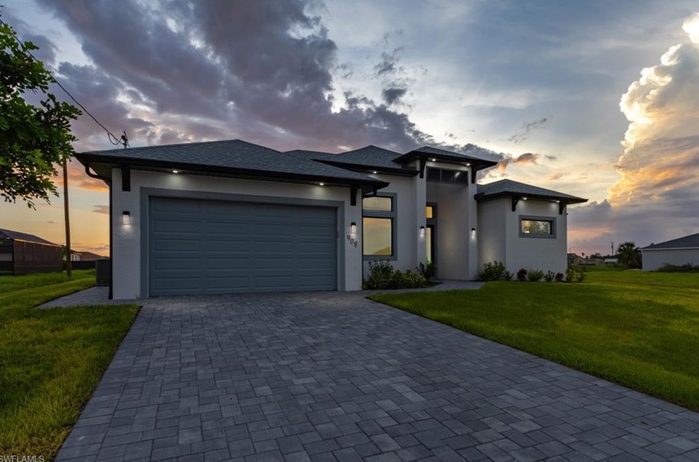 110 8th St, Cape Coral, FL 33990-1554
