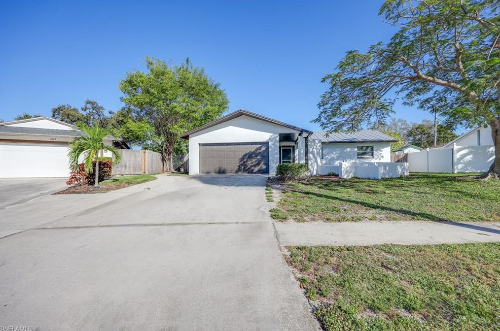 1235 Woodridge Ave, Naples, FL 34103