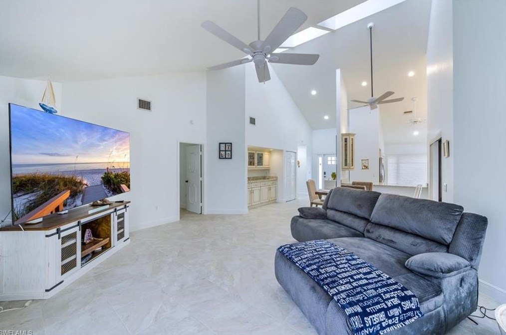 5458 Harbour Castle Dr, Fort Myers FL 33907-7844 exterior