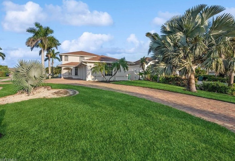 10082 Vanderbilt Dr, Naples, FL 34108