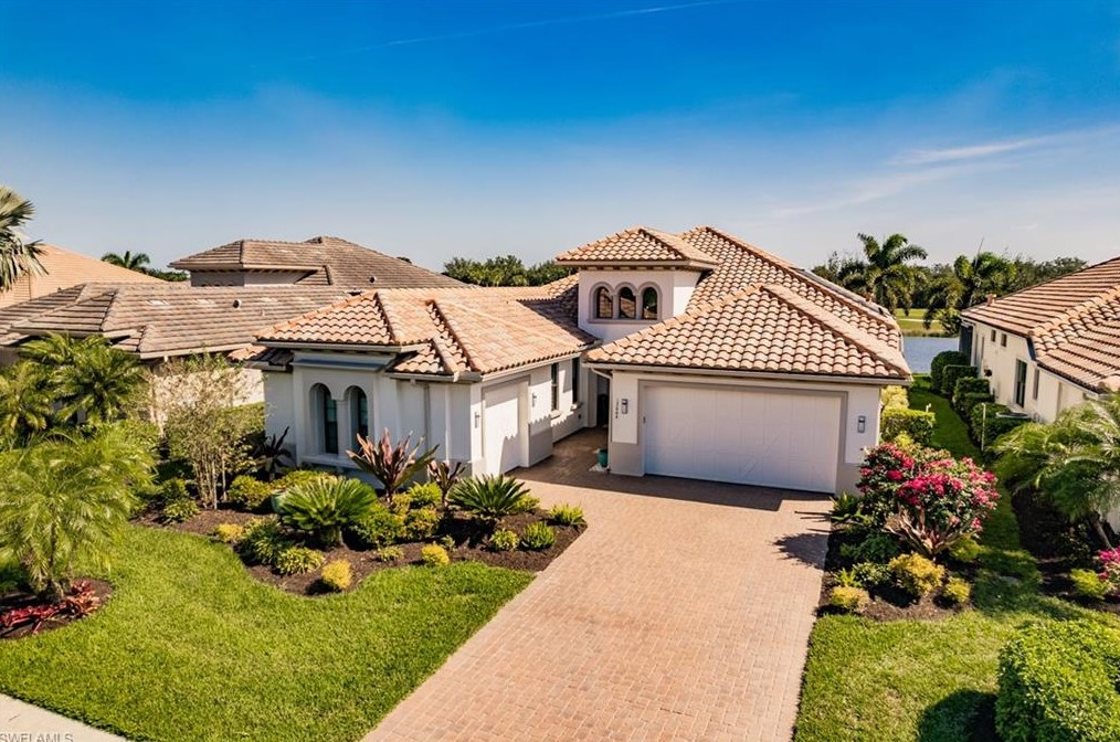 12404 Wisteria Dr, Naples, FL 34120