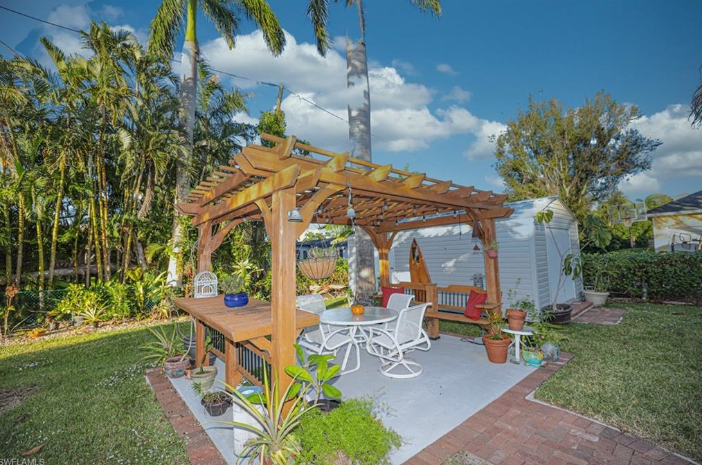 1227 Walden Dr, Fort Myers FL  33901-8833 exterior