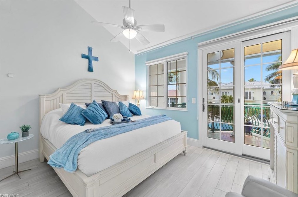 1160 Clam Ct, Naples FL 34102-0529 exterior