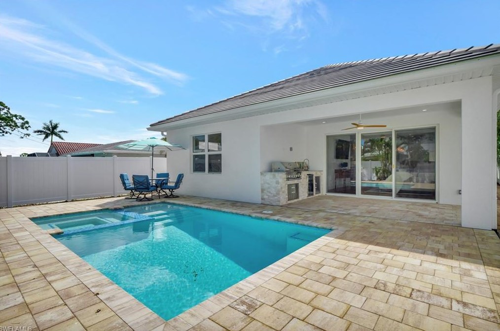 621 105 Ave, Naples FL 34108-1839 exterior