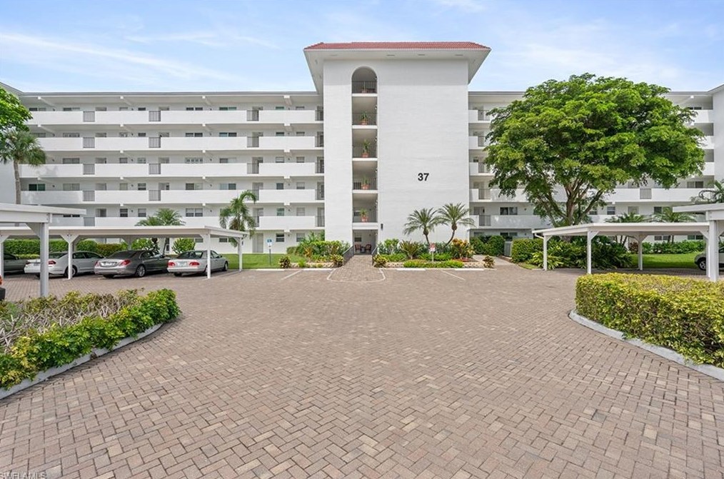 37 High Point Cir E Apt 505, Naples, FL 34103