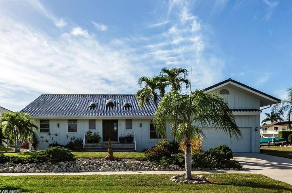 90 Lamplighter Dr, Marco Island, FL 34145-4536