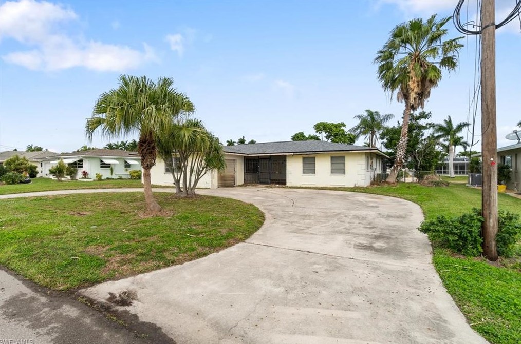 137 52nd St, Cape Coral, FL 33914-7108