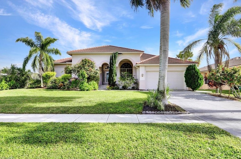679 Seagrape Dr, Marco Island, FL 34145-5729