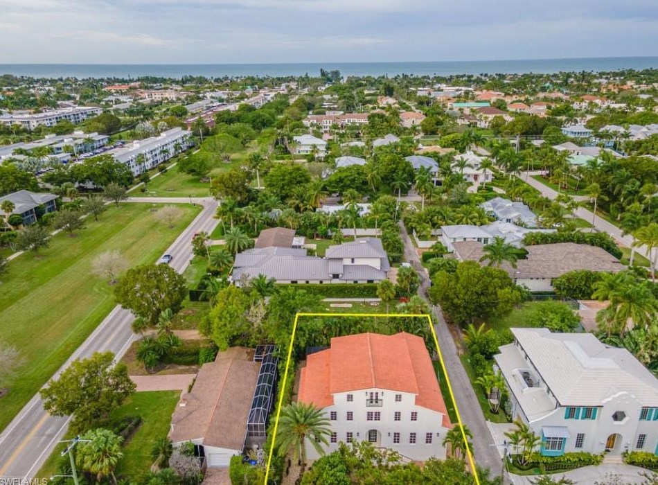 1160 8th St S, Naples, FL 34102