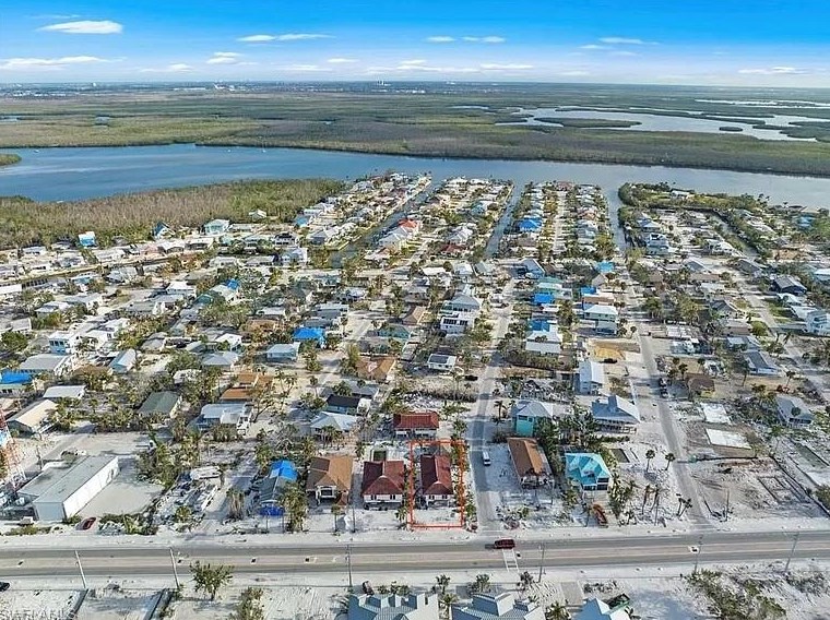 101 Washington Ave, Fort Myers Beach, FL 33931-3731