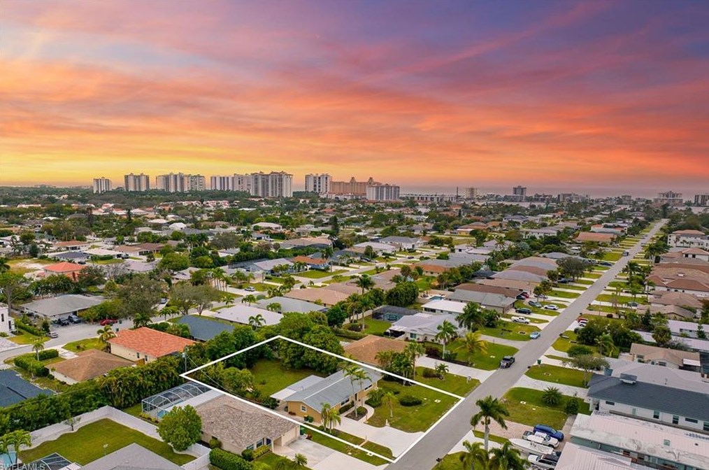 672 96 Ave, Naples FL 34108-2464 exterior