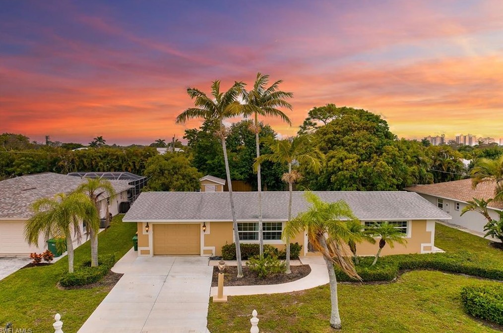 672 96 Ave, Naples FL 34108-2464 exterior