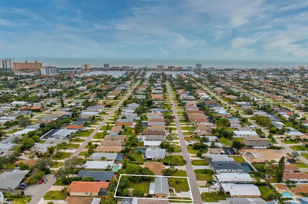 672 96 Ave, Naples FL 34108-2464 exterior