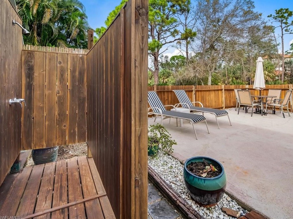 4724 Pembrooke Ln, Bonita Springs FL  34134-7109 exterior