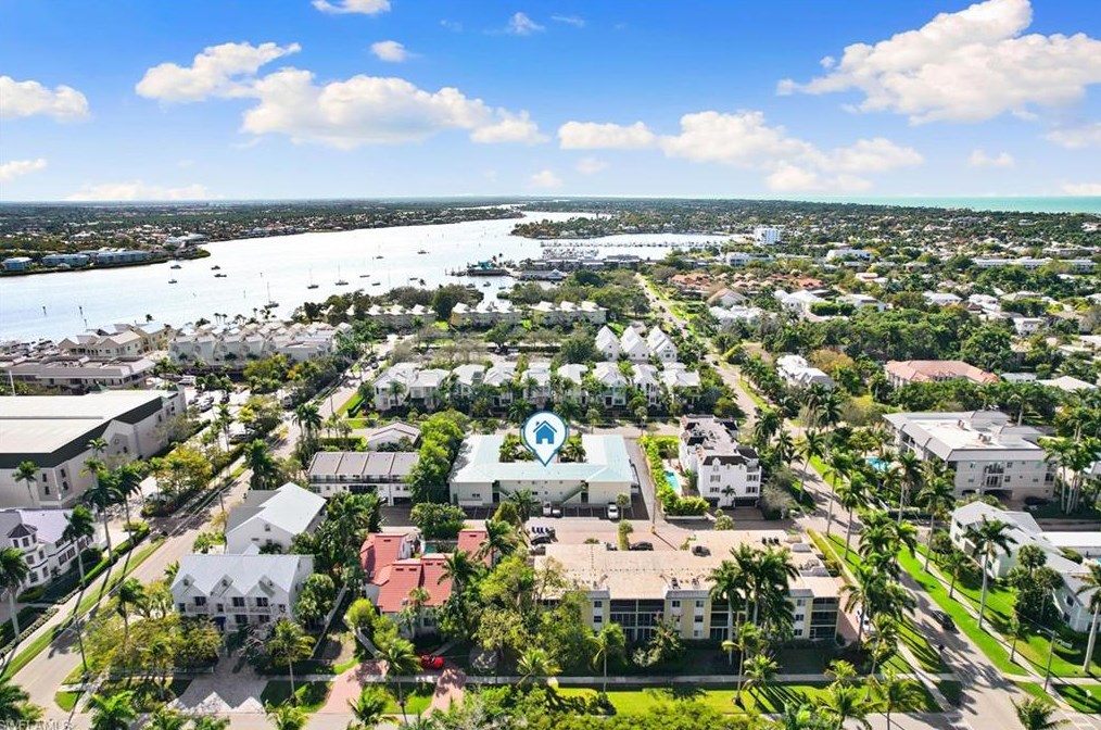 975 9th Ave, Naples FL  34102-8228 exterior