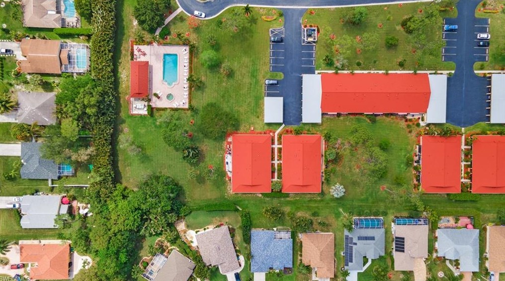 2082 Pine Isle Ln, Naples FL  34112-6169 exterior