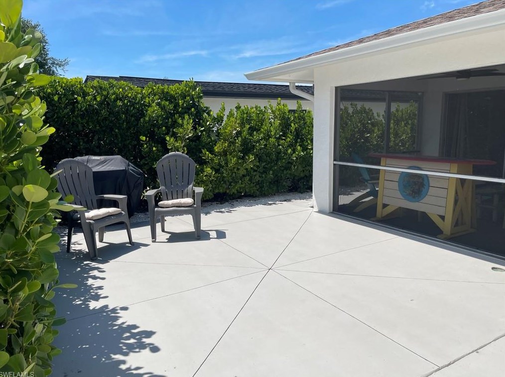 575 91 Ave, Naples FL 34108-2422 exterior