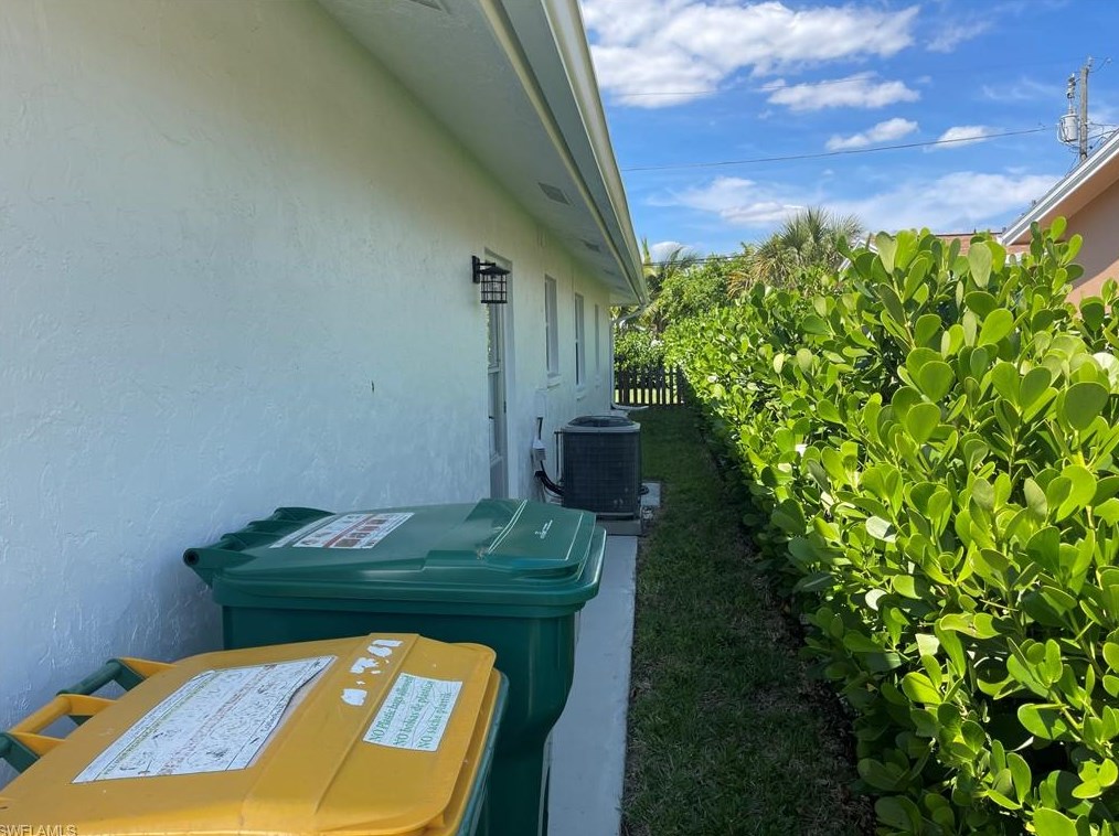 575 91 Ave, Naples FL 34108-2422 exterior