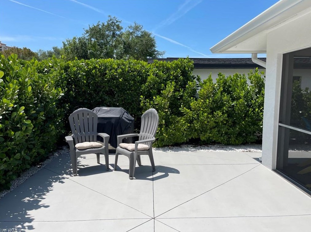 575 91 Ave, Naples FL 34108-2422 exterior