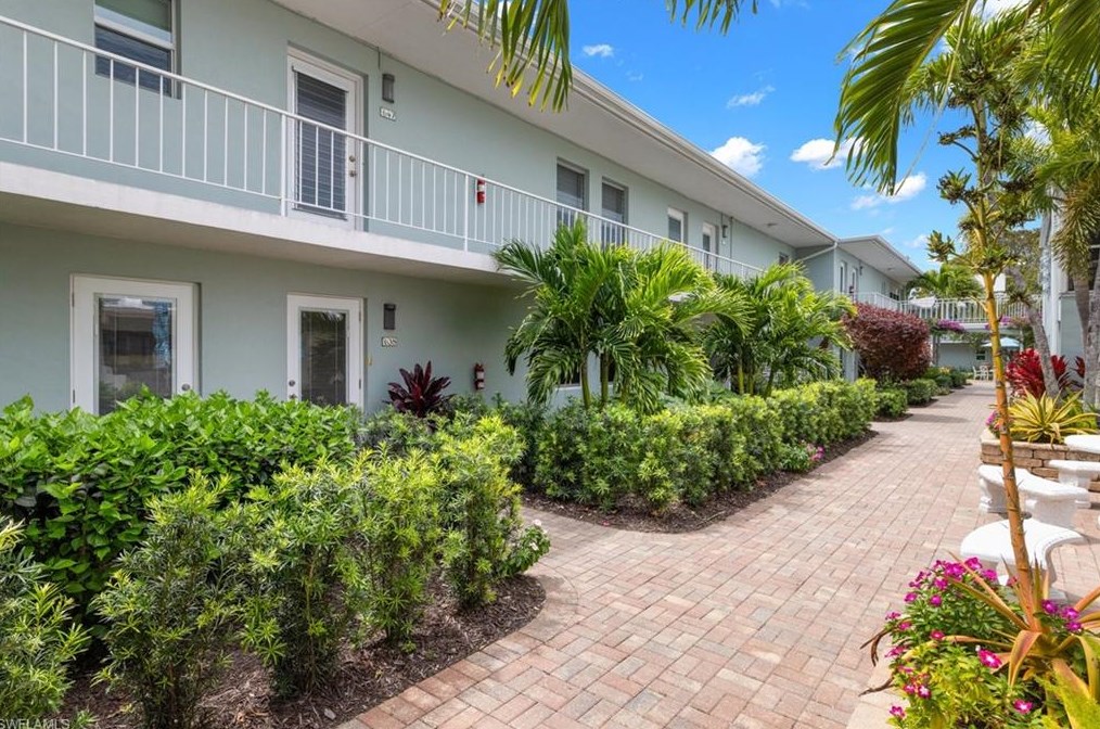 635 12th Ave, Naples FL  34120-2304 exterior