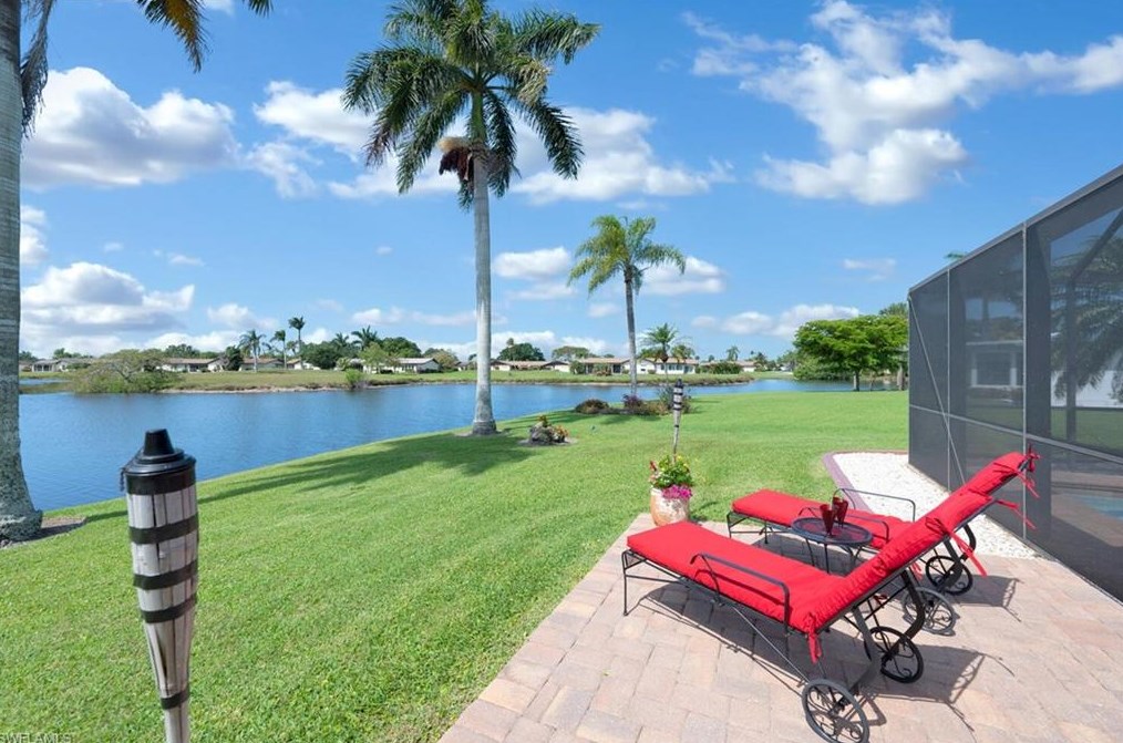 556 Landmark Dr, Naples FL 34112-5248 exterior