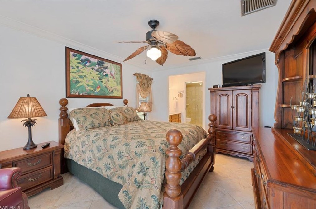 556 Landmark Dr, Naples FL 34112-5248 exterior