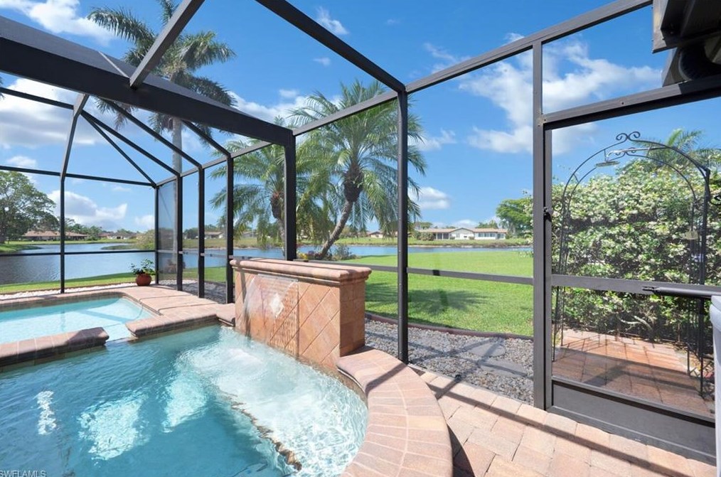 556 Landmark Dr, Naples FL 34112-5248 exterior