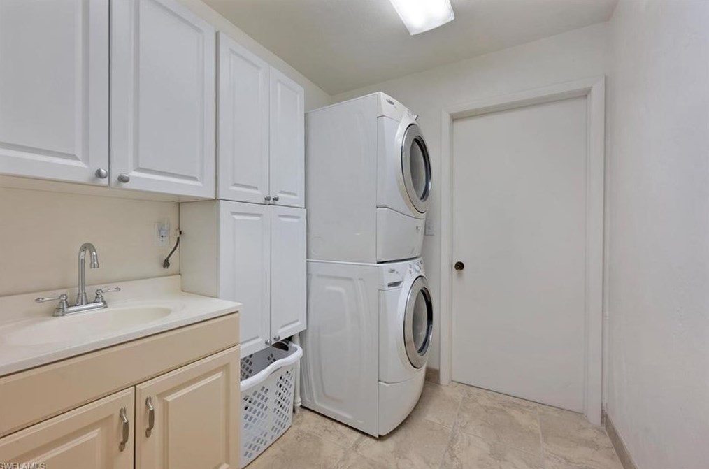 556 Landmark Dr, Naples FL 34112-5248 exterior