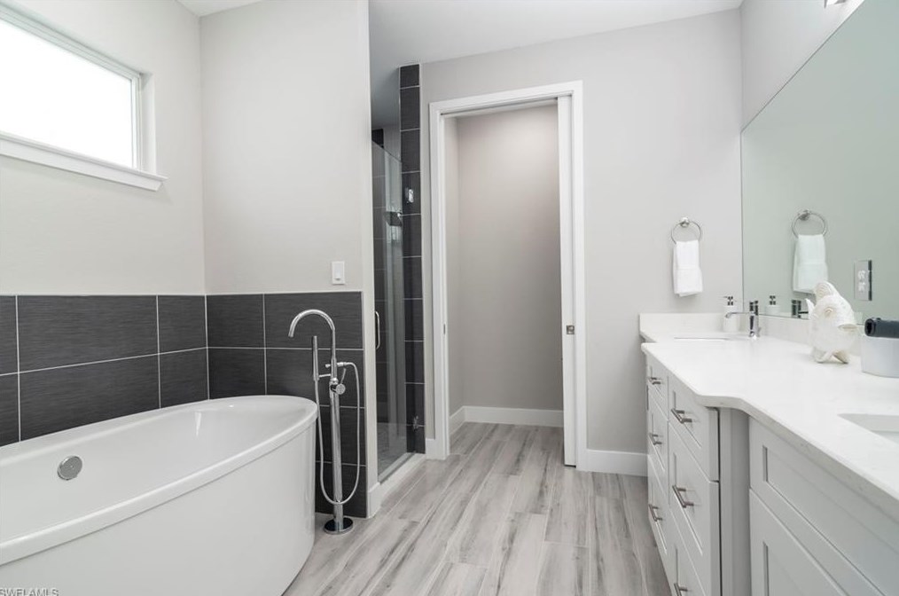 682 105 Ave, Naples FL 34108-1837 exterior