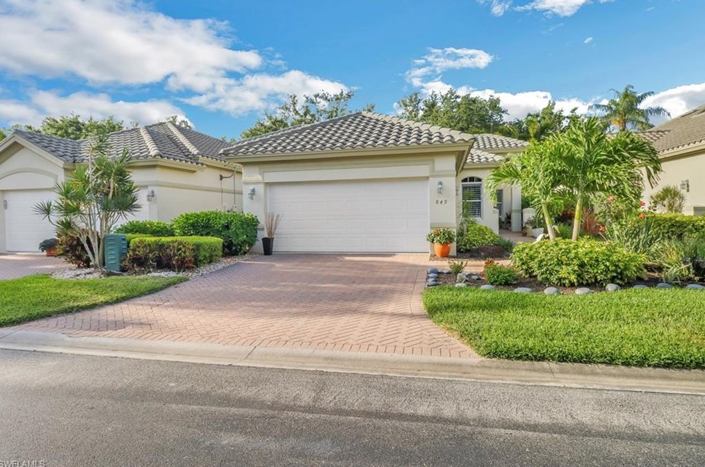 849 Vistana Cir, Naples, FL 34119-1004