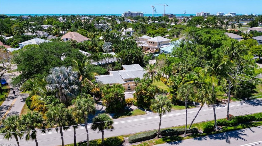 671 7th St, Naples, FL 34117-2140