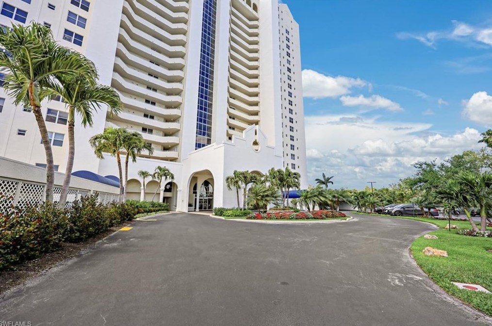 5550 Heron Point Dr, Naples FL 34108-2848 exterior