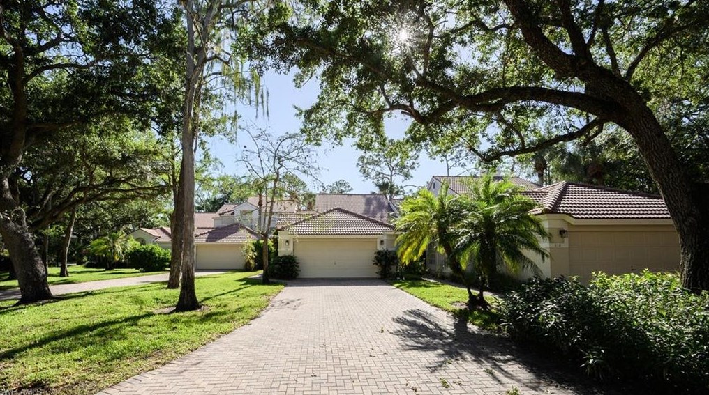 114 Amblewood Ln, Naples, FL 34105-7103