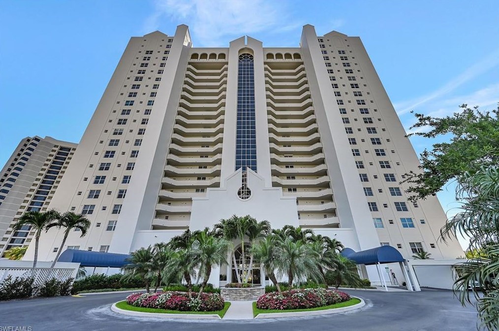 5550 Heron Point Dr, Naples FL 34108-2848 exterior