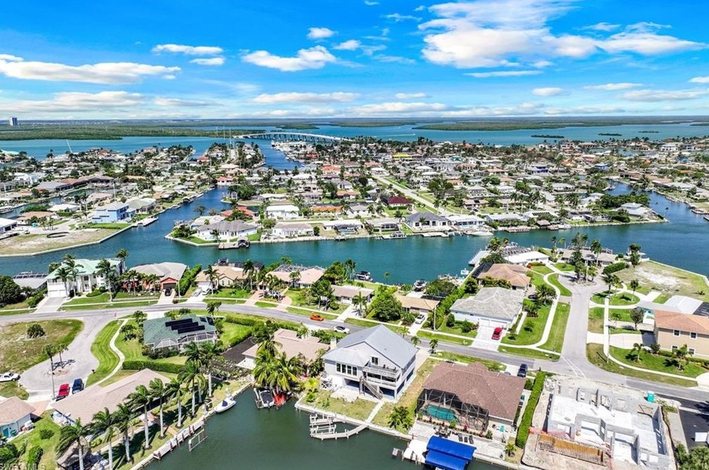 748 Rose Ct, Marco Island FL  34145-2523 exterior