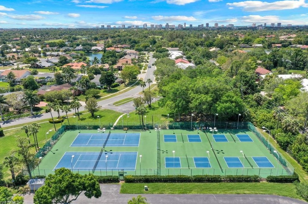 1350 Misty Pines Cir, Naples FL 34105-2545 exterior