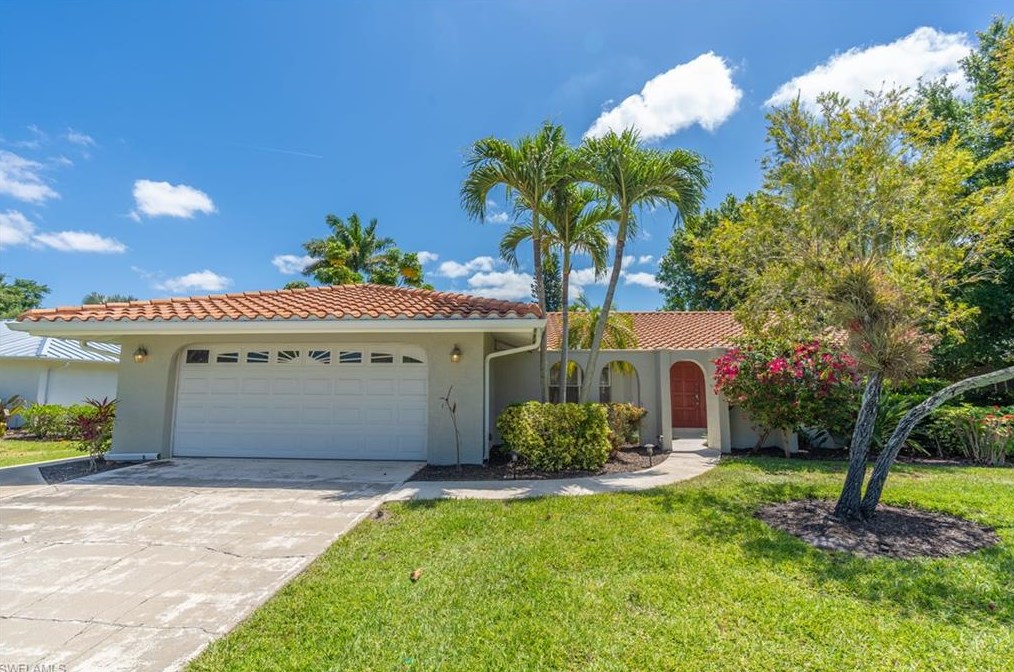 2224 Kings Lake Blvd, Naples, FL 34112-5329