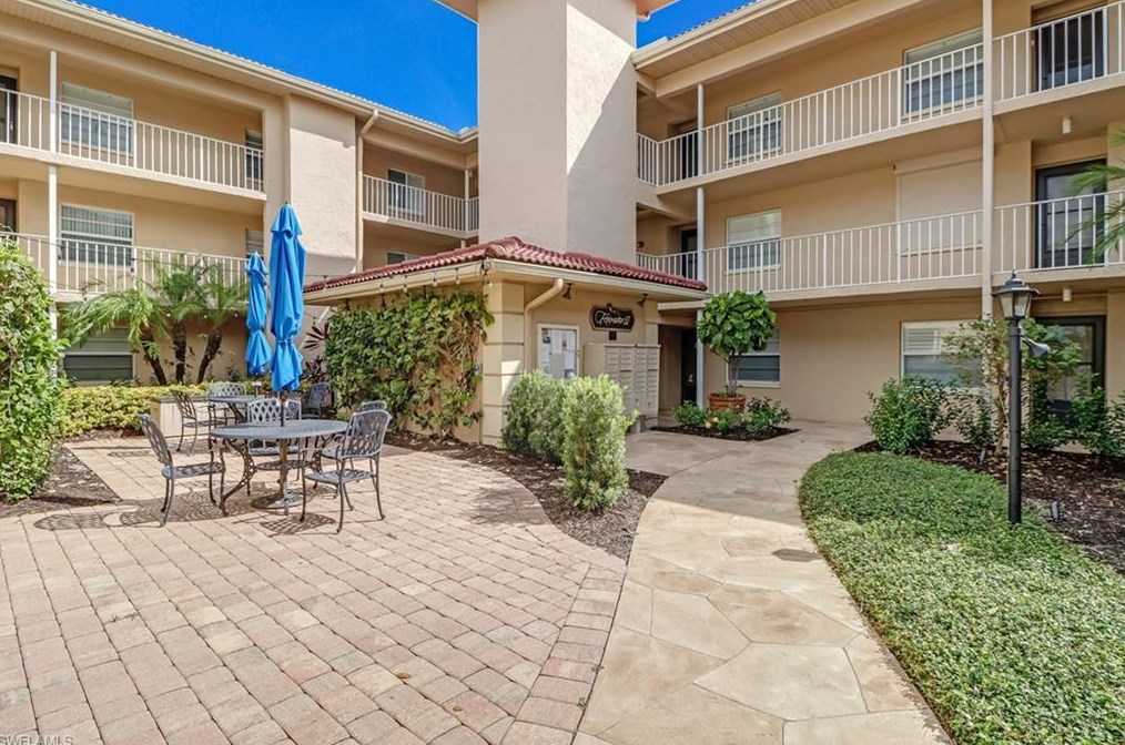 1051 Foxfire Ln #201, Naples, FL 34104