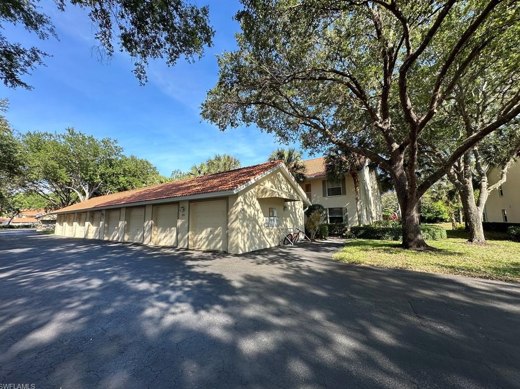 241 Robin Hood Cir, Naples, FL 34104-9404