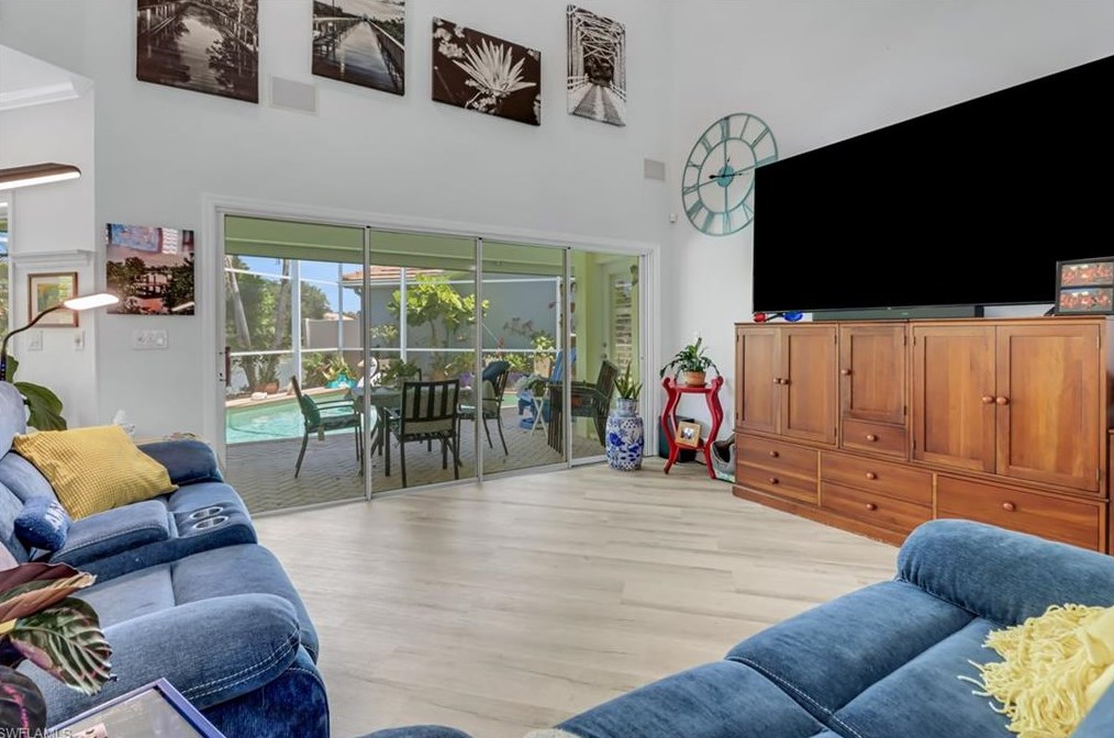 1097 Jardin Dr, Naples FL 34104-6616 exterior