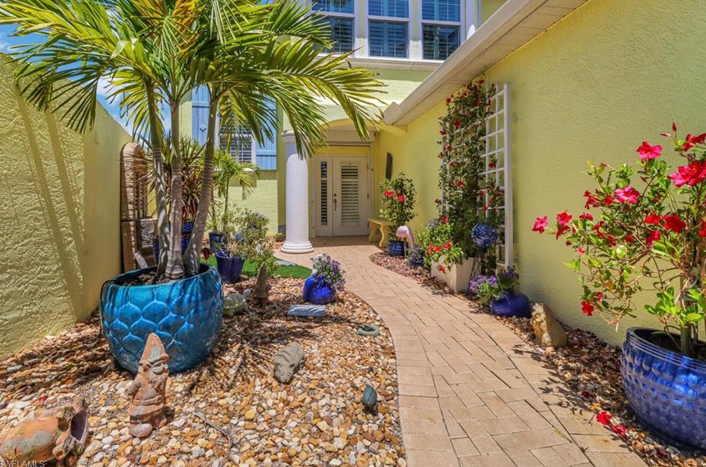 1097 Jardin Dr, Naples, FL 34104-6614